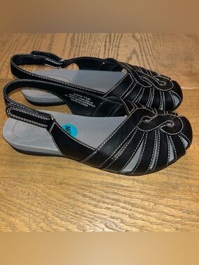 Baretraps Women’s 7.5 W Wide Black Austin Faux Leather Comfort Sandals
